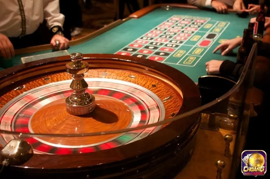 Bàn Roulette gồm vòng quay và bảng cược