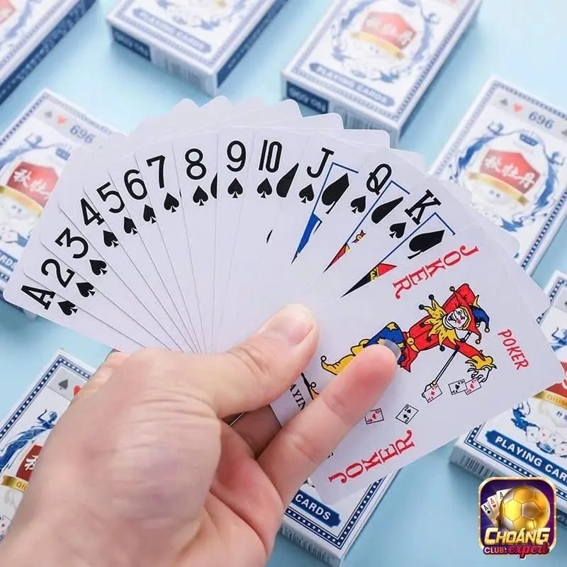 Bộ bài Poker gồm 52 lá và bao gồm 4 chất
